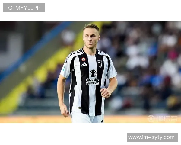 库普梅纳斯传中被扑后图拉姆紧随其后射门再遭门将拒绝